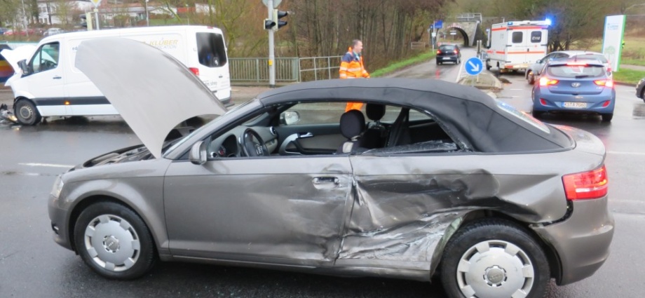 Heli: Zwei Verletzte nach Unfall auf B7