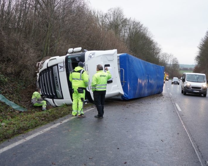 B7: LKW umgekippt – Fahrer leicht verletzt