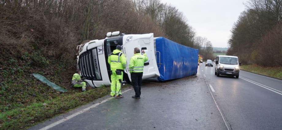 B7: LKW umgekippt – Fahrer leicht verletzt