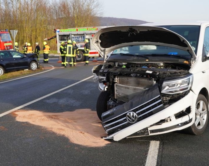 B252: Zwei Verletzte nach Unfall bei Rhoden
