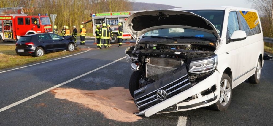 B252: Zwei Verletzte nach Unfall bei Rhoden