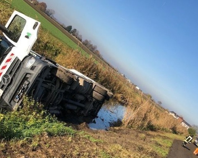 Südhessen: Müllauto kippt in Bachlauf