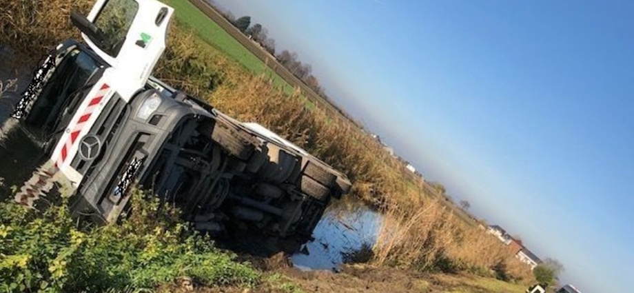 Südhessen: Müllauto kippt in Bachlauf