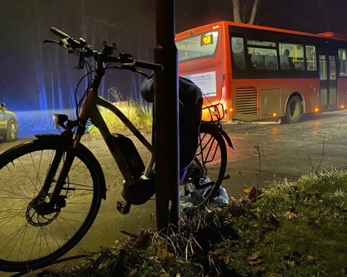 Sturz gegen fahrenden Linienbus – Radfahrerin schwer verletzt