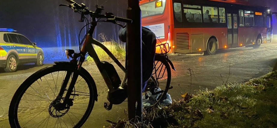 Sturz gegen fahrenden Linienbus – Radfahrerin schwer verletzt