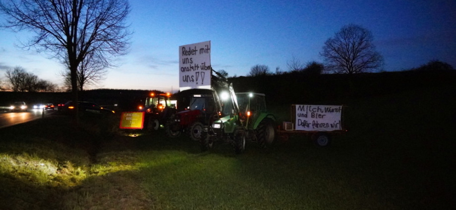 Rund 100 Schlepper bei Flashmob im Wolfhager Land unterwegs (Video)