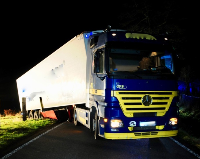 Viadukt zu niedrig – LKW bei Wendemanöver festgefahren