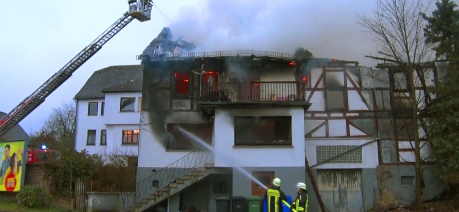 Vier Verletzte bei Hausbrand in Bromskirchen