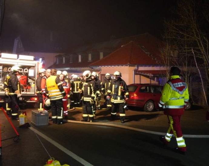 Feuerwehr rettet 7 Personen aus brennenden Haus in Dorfitter
