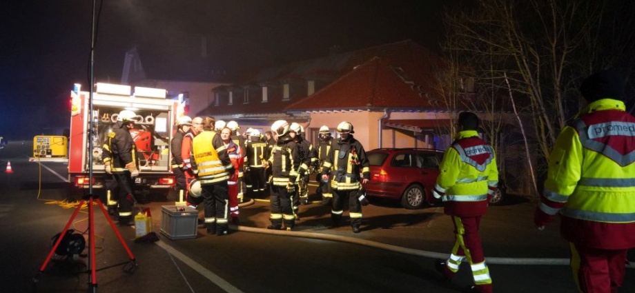 Feuerwehr rettet 7 Personen aus brennenden Haus in Dorfitter