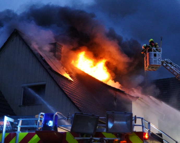 Simmershausen: Wohnhaus im Vollbrand (Video)