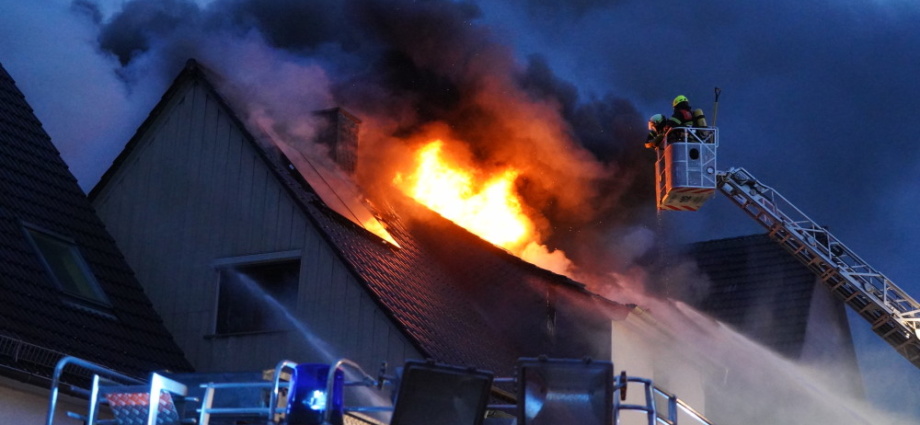Simmershausen: Wohnhaus im Vollbrand (Video)