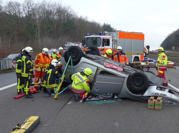 PKW überschlägt sich auf A7 – Zwei Verletzte
