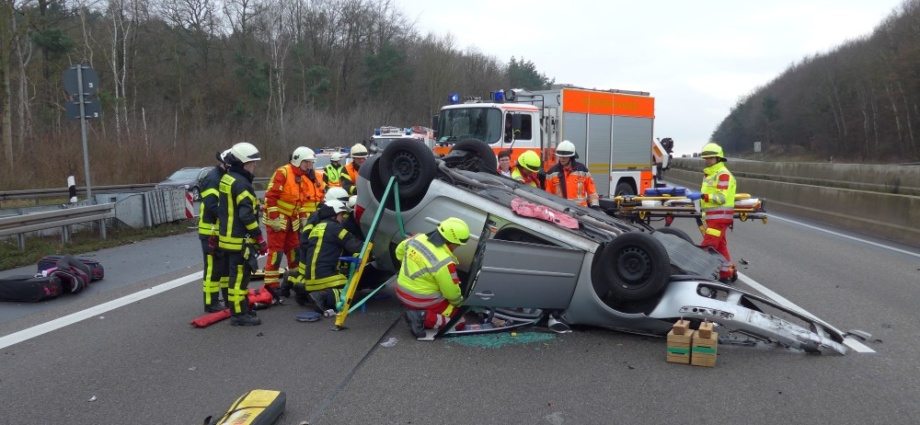 PKW überschlägt sich auf A7 – Zwei Verletzte