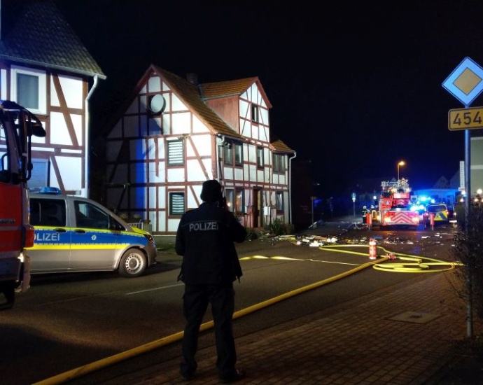 SEK-Einsatz: Mann tötet Bewohner und zündet Haus an