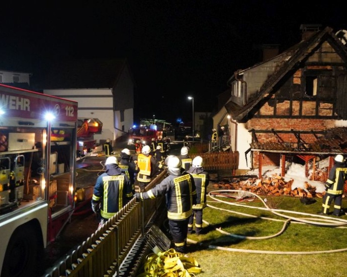 Trubenhausen: Schuppenbrand greift auf Wohnhaus über