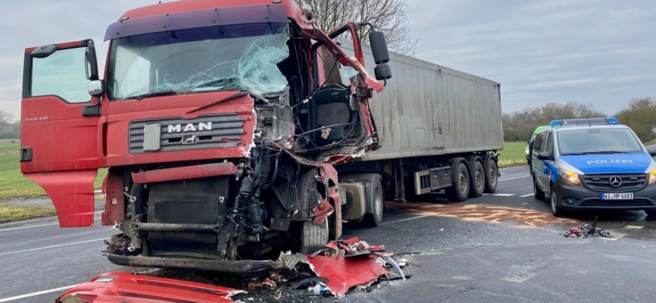 B253: Sprinter kracht in LKW bei Wabern
