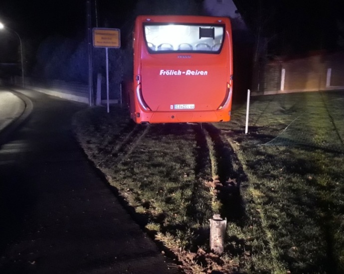 Hustenanfall – Linienbus fährt in Gartengrundstück