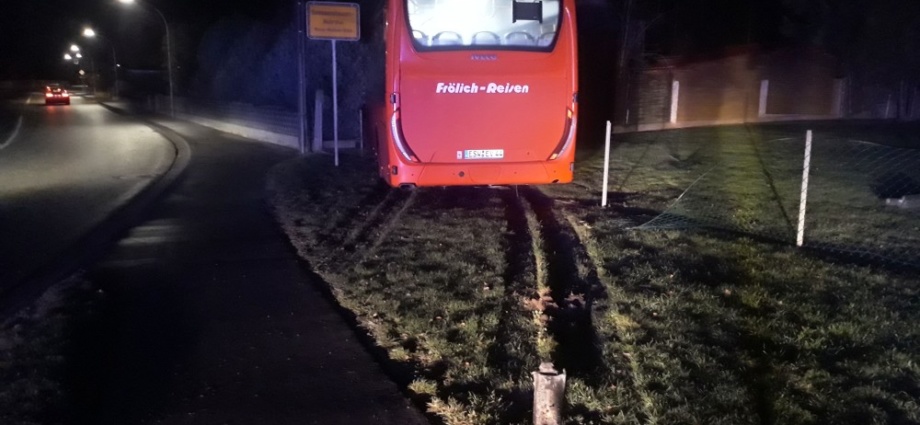 Hustenanfall – Linienbus fährt in Gartengrundstück