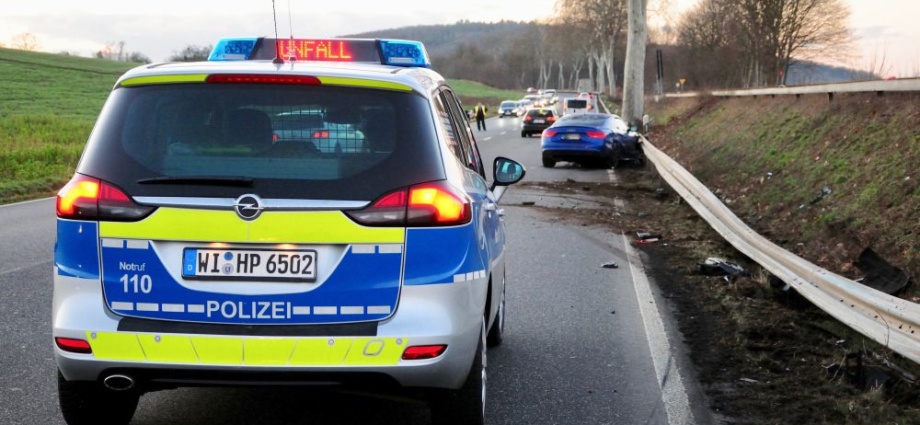 Drei Fahrzeuge kollidieren bei Überholmanöver
