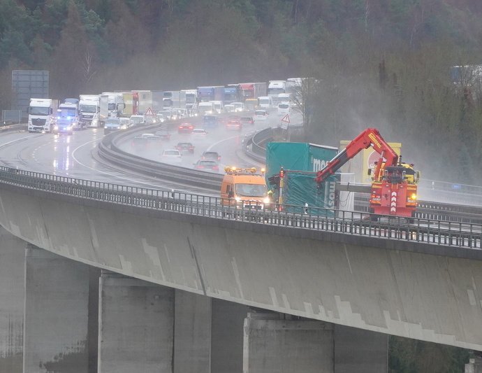A44: Lkw-Anhänger nach Sturmböe umgekippt