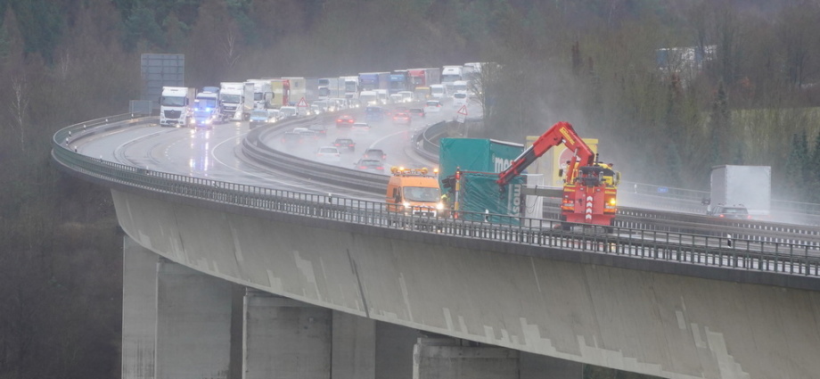 A44: Lkw-Anhänger nach Sturmböe umgekippt