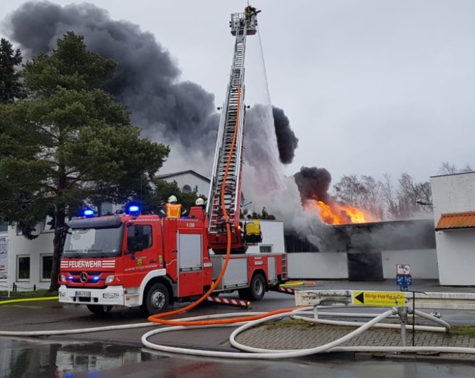 Wolfhagen: Lagerhalle im Vollbrand (Video)