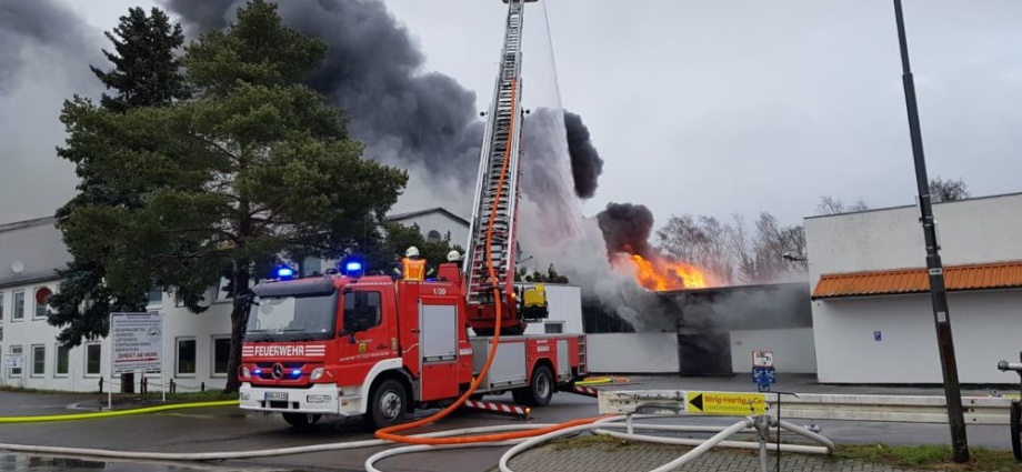 Wolfhagen: Lagerhalle im Vollbrand (Video)