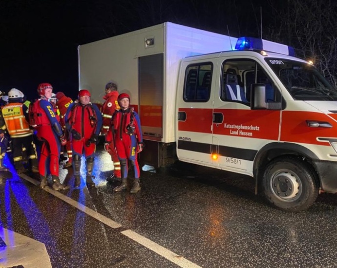 Zwei Kinder fallen in Fluss – Für ein Kind kam jede Hilfe zu spät