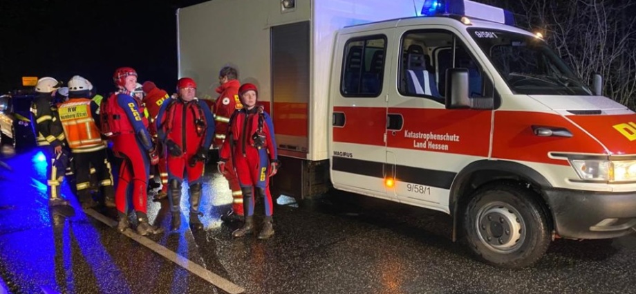 Zwei Kinder fallen in Fluss – Für ein Kind kam jede Hilfe zu spät