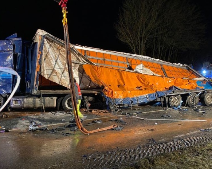 LKW Unfall – B3 für über 10 Stunden voll gesperrt