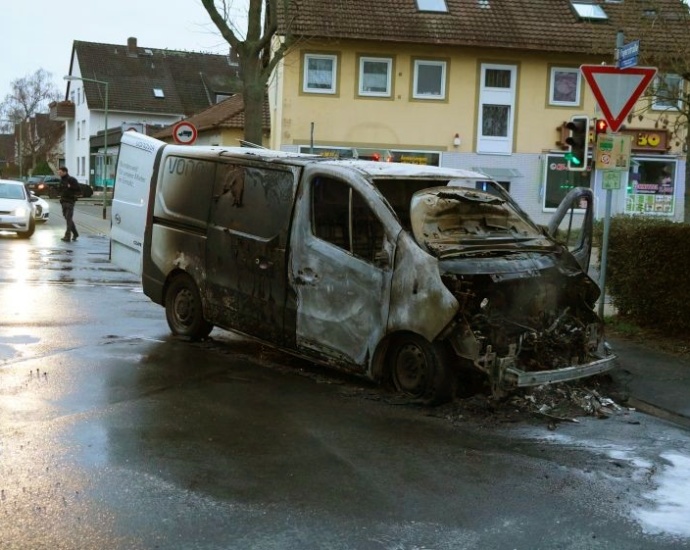 KS: Fahrzeugbrand sorgte für Verkehrsbehinderungen
