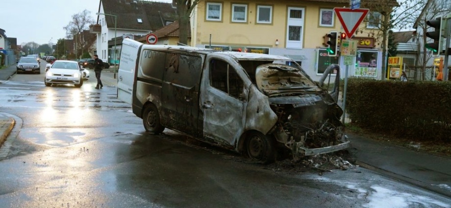 KS: Fahrzeugbrand sorgte für Verkehrsbehinderungen