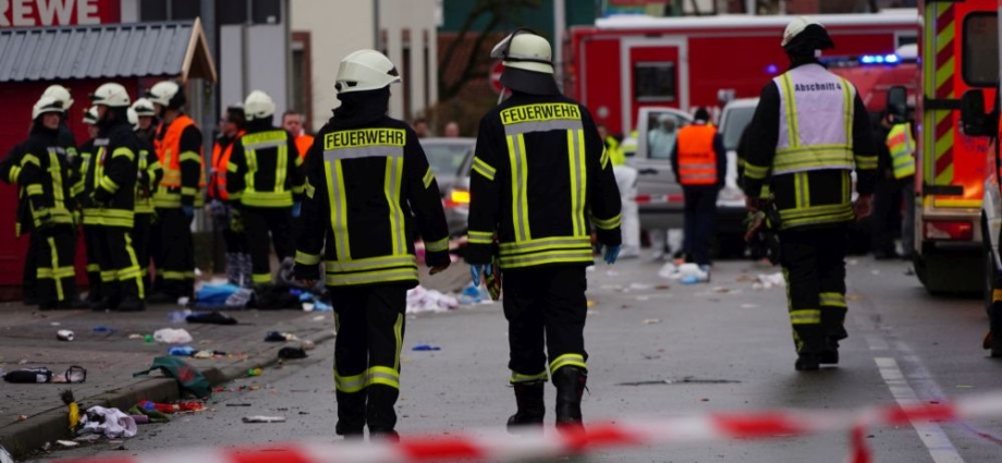 29-jähriger rast mit PKW in Karnevalsgruppe – 30 Verletzte (Video)
