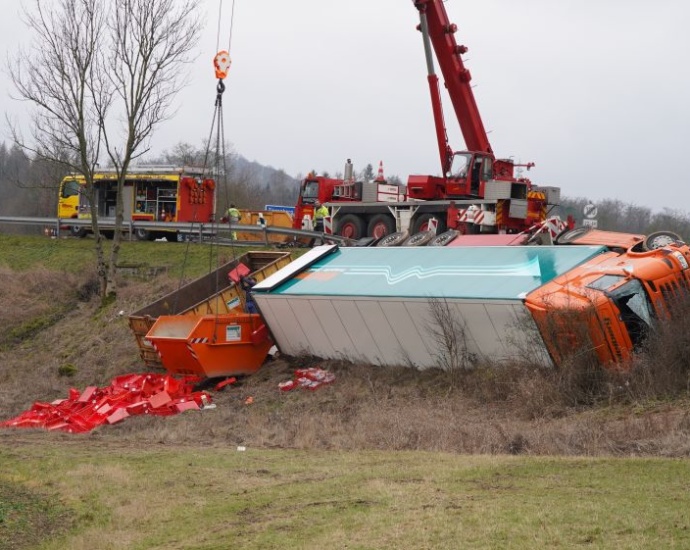 A44: LKW mit 16 Tonnen Fleisch bei Zierenberg verunglückt
