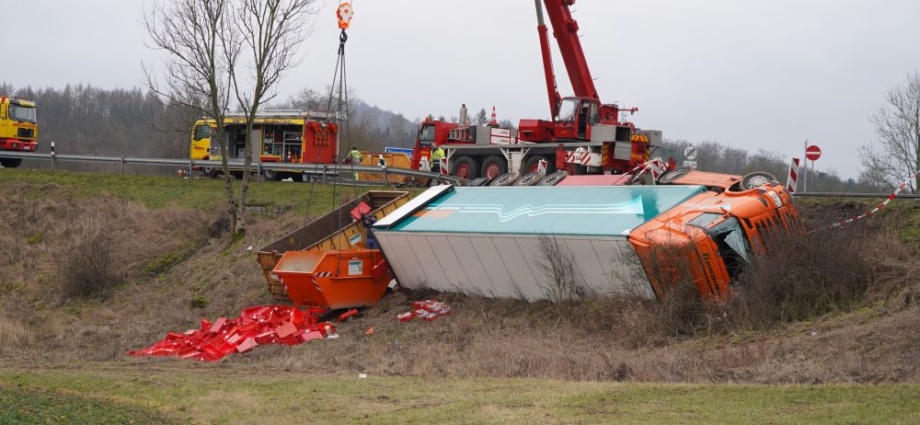 A44: LKW mit 16 Tonnen Fleisch bei Zierenberg verunglückt