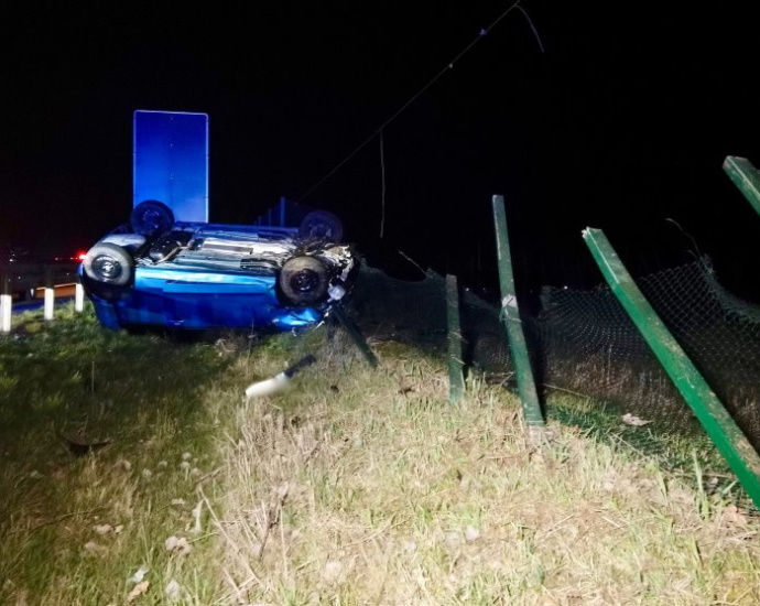 A49: Wildtier ausgewichen und mehrfach überschlagen