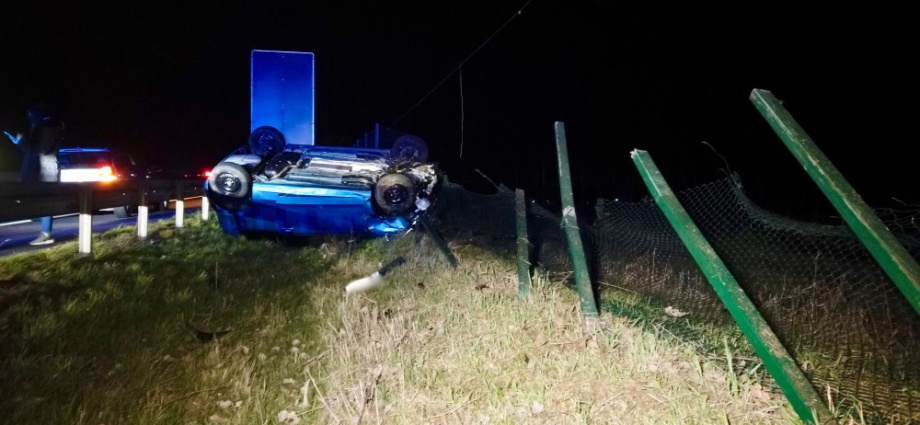 A49: Wildtier ausgewichen und mehrfach überschlagen