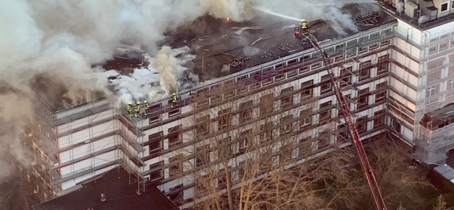 Feuer im Dachstuhl der Fachhochschule Frankfurt