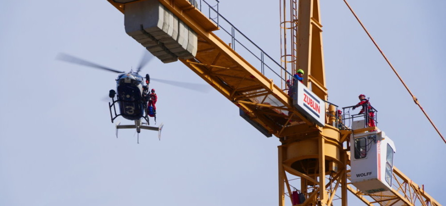 KS: Person aus Baukran gerettet (Video)