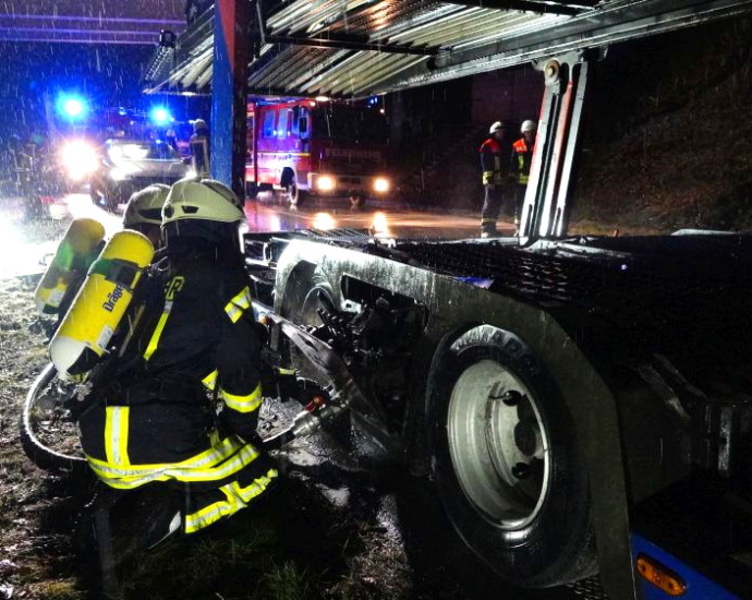 LKW-Brand: Anwohner bilden Eimerkette auf B252