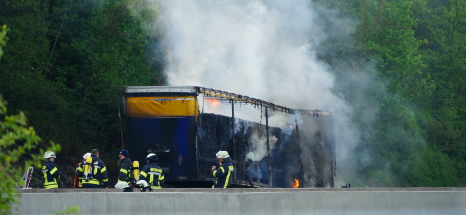 A44: Sattelauflieger brennt bei Warburg aus
