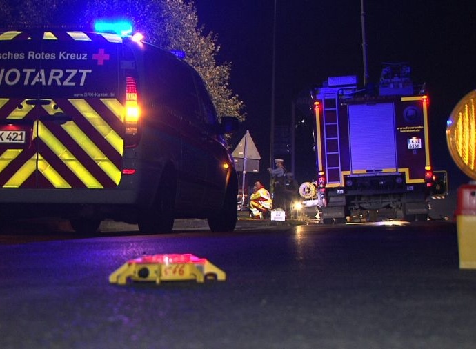 B3: Ersthelfer bringt Verletzte nach Unfall ins Krankenhaus