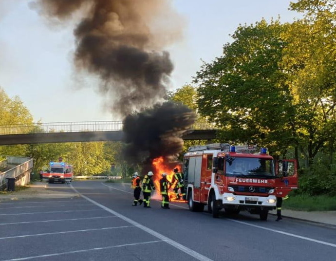 A49: PKW brannte auf Parkplatz aus