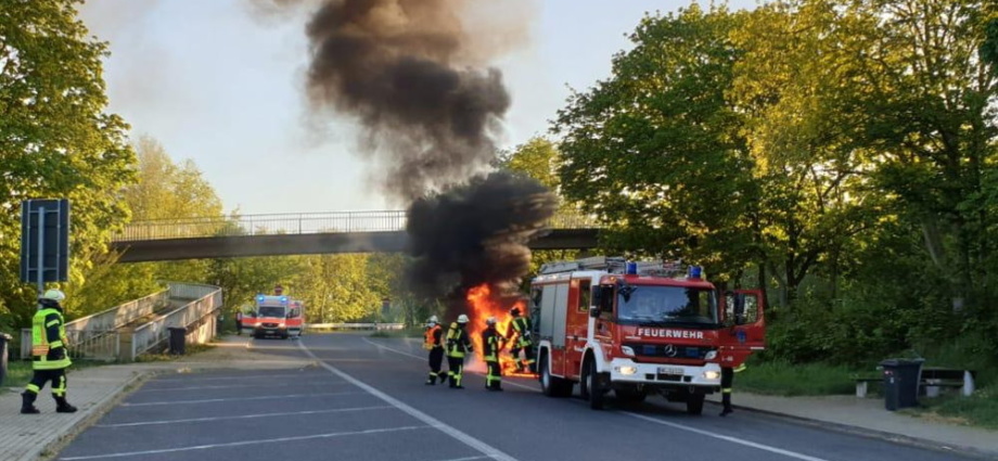 A49: PKW brannte auf Parkplatz aus