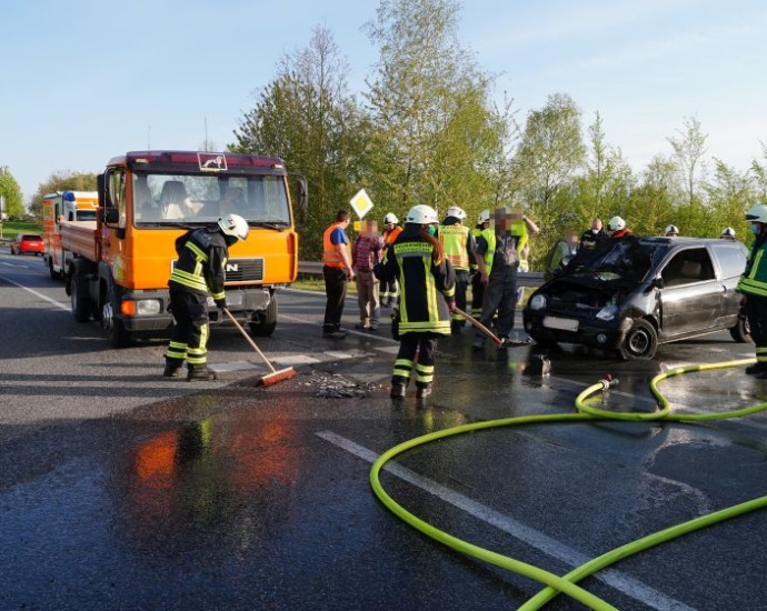 B450: PKW-Brand nach Unfall bei Istha