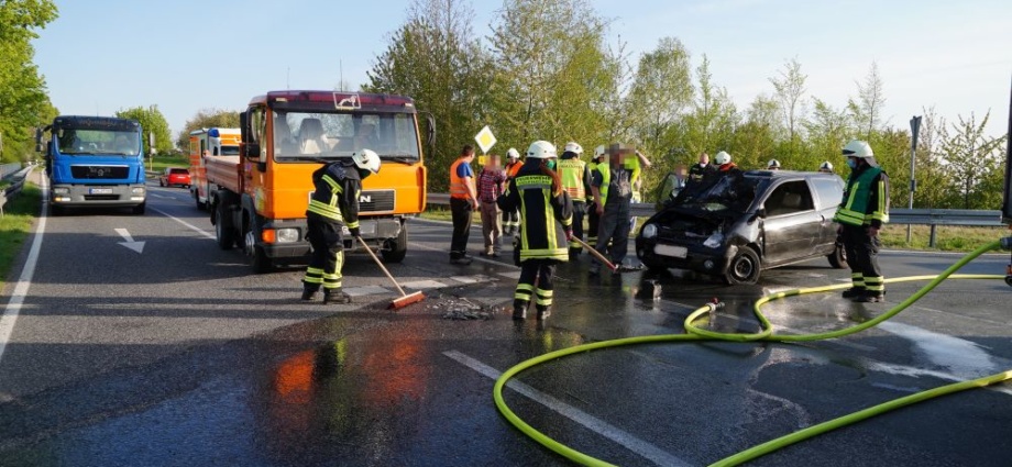 B450: PKW-Brand nach Unfall bei Istha