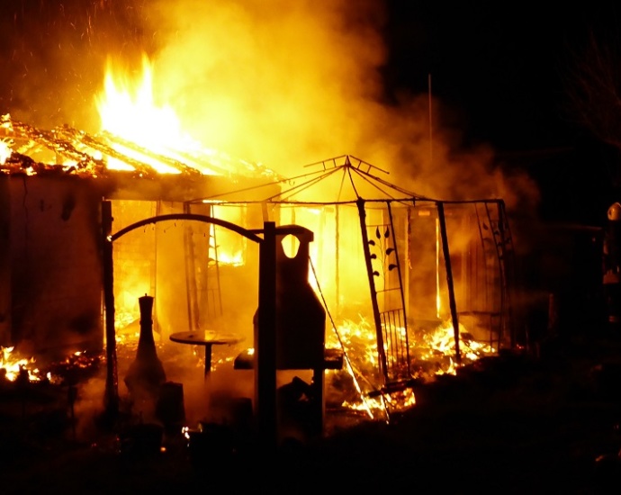 Kassel: Gartenhütte stand im Stadtteil Fasanenhof im Vollbrand