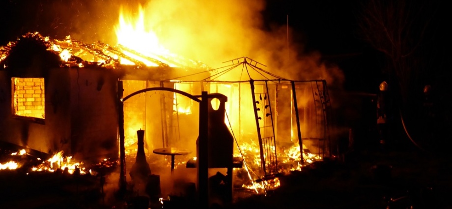 Kassel: Gartenhütte stand im Stadtteil Fasanenhof im Vollbrand