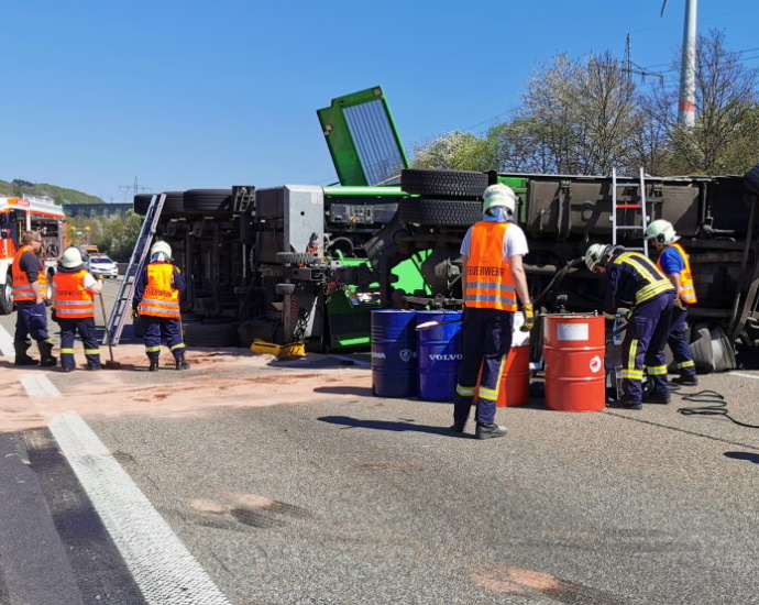 A7 bei Kirchheim nach LKW-Unfall voll gesperrt